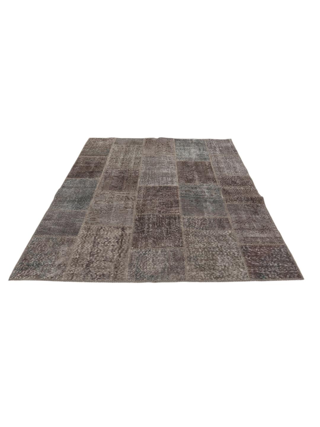 Prostokątny dywan typu patchwork z Turcji w ciemnoszarych odcieniach.
