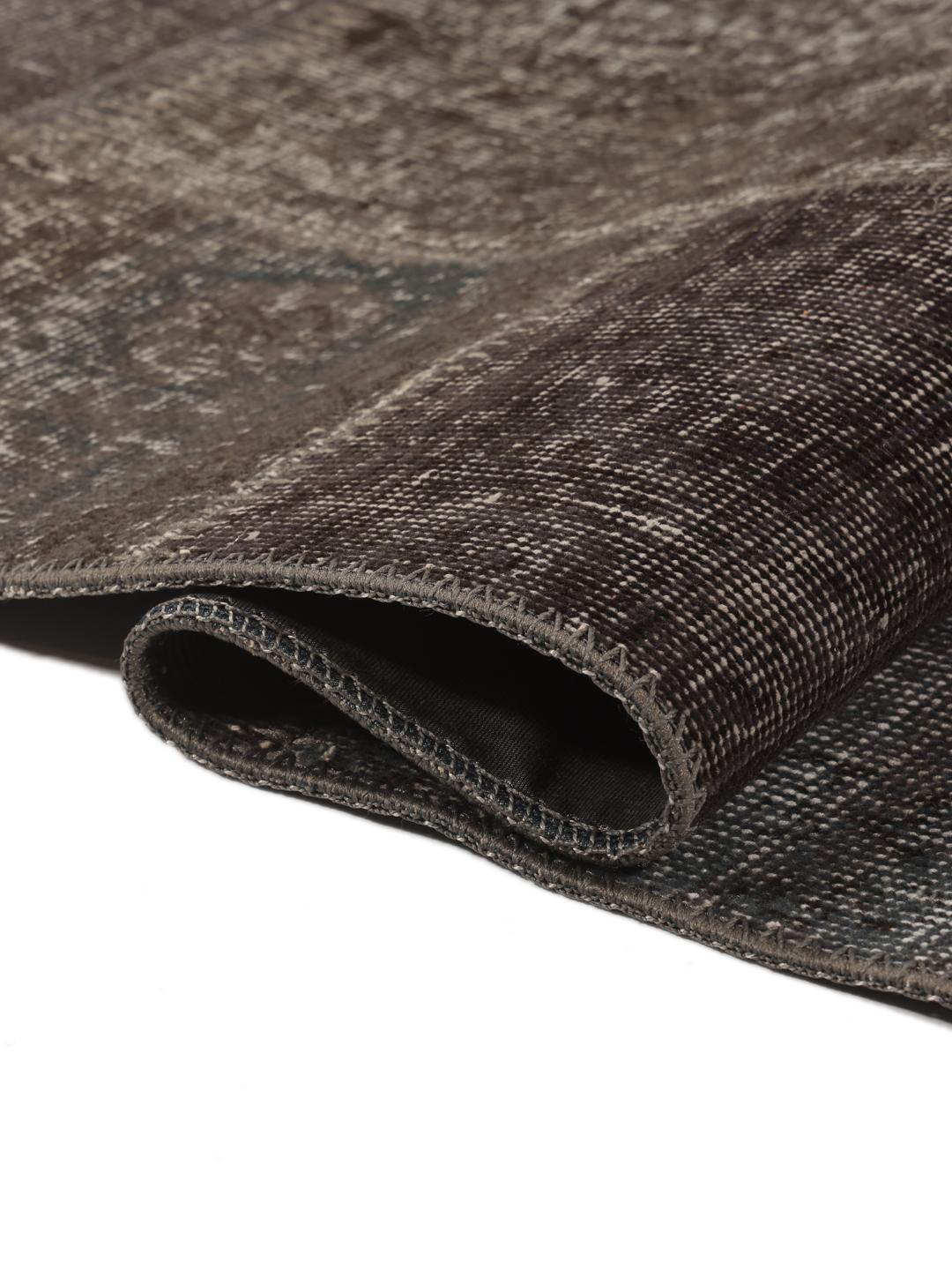 Prostokątny dywan typu patchwork z Turcji w ciemnoszarych odcieniach.
