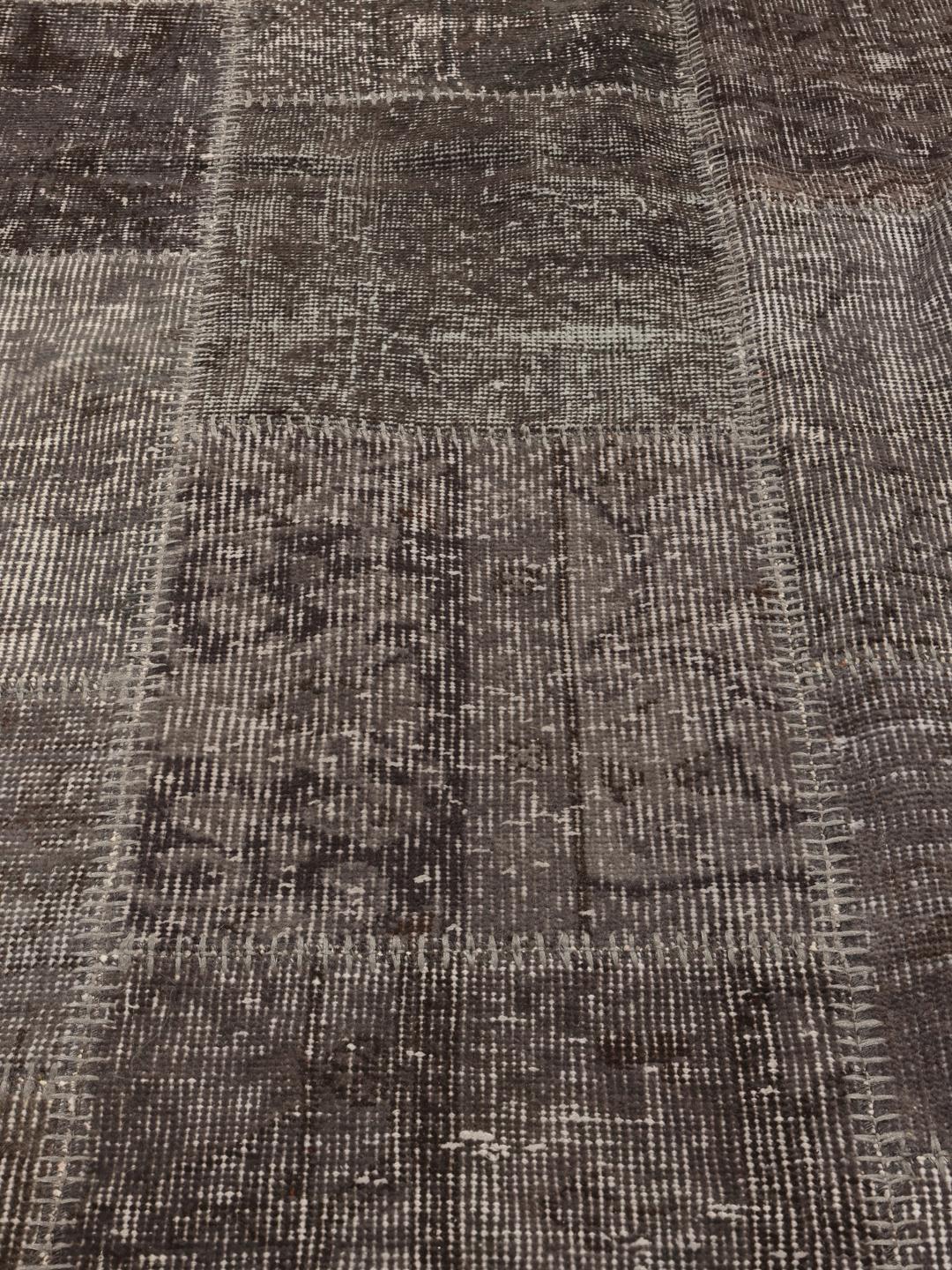 Håndlaget tyrkisk patchwork-teppe i mørkegrå toner