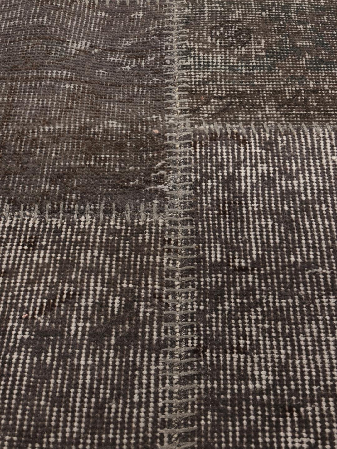 Håndlaget tyrkisk patchwork-teppe i mørkegrå toner