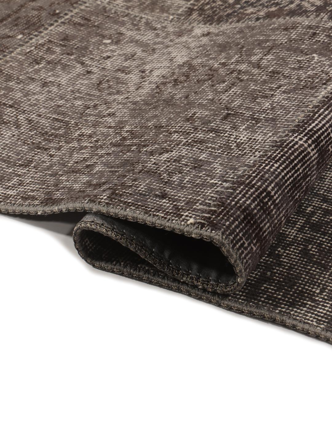 Håndlaget tyrkisk patchwork-teppe i mørkegrå toner