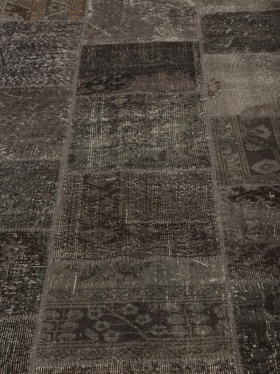 Prostokątny dywan patchworkowy z Turcji w ciemnoszarej palecie barw z różnymi fakturami vintage.