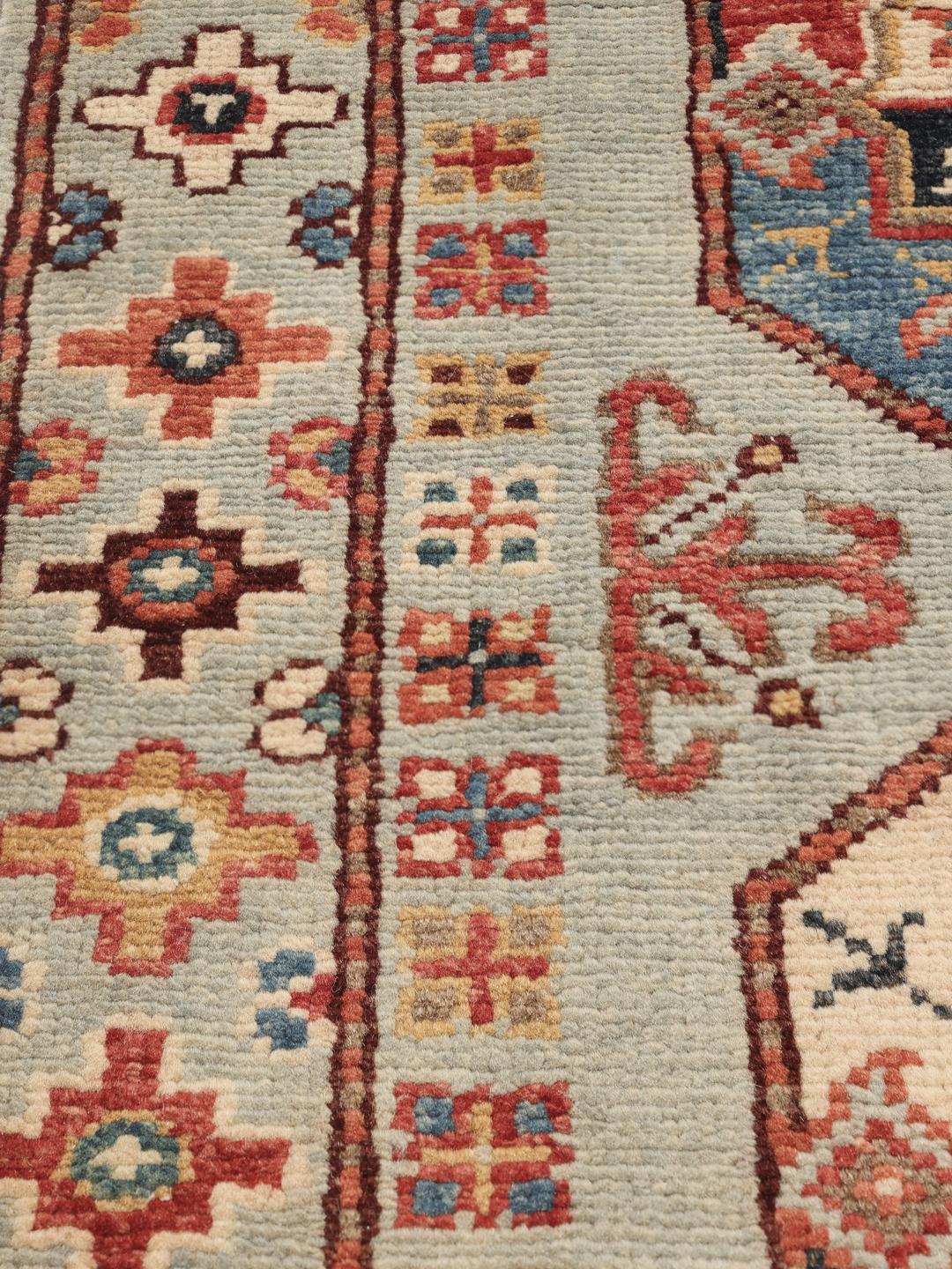 Handgeknüpfter afghanischer Teppich mit geometrischen Motiven aus beiger Wolle