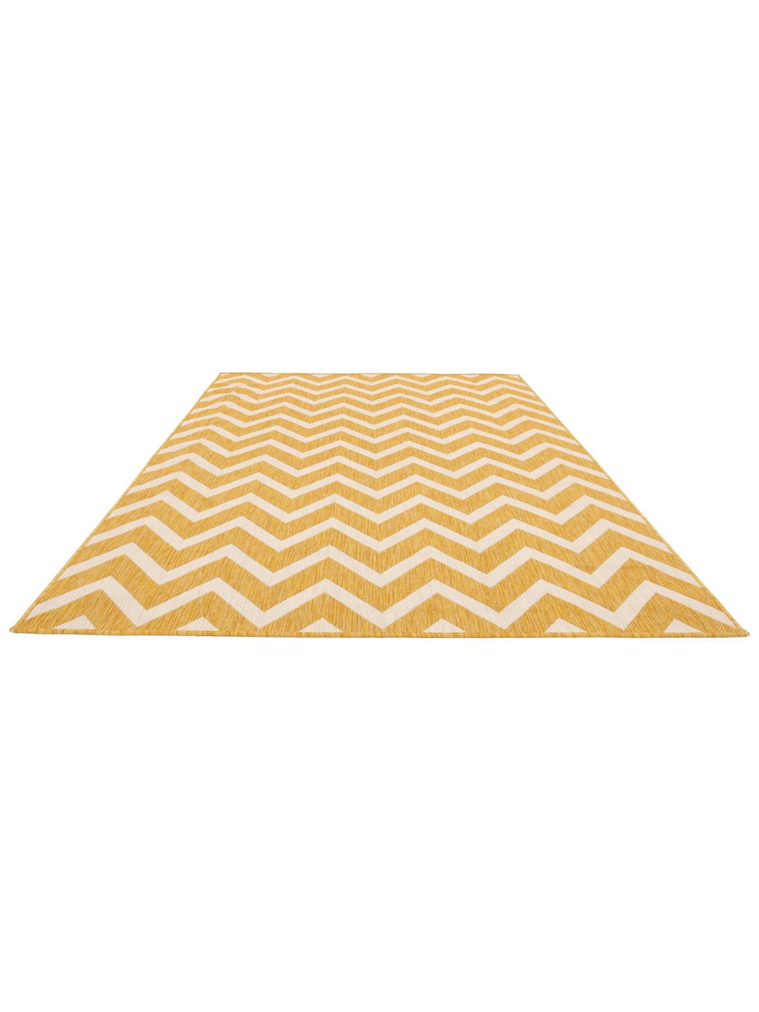 Geel vloerkleed met een krachtig patroon
