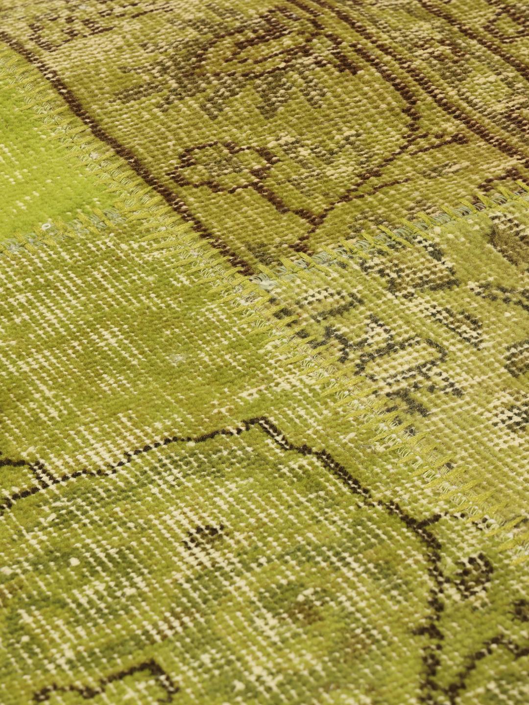 Et stort rektangulært patchwork-tæppe fra Mellemøsten i grønne nuancer.
