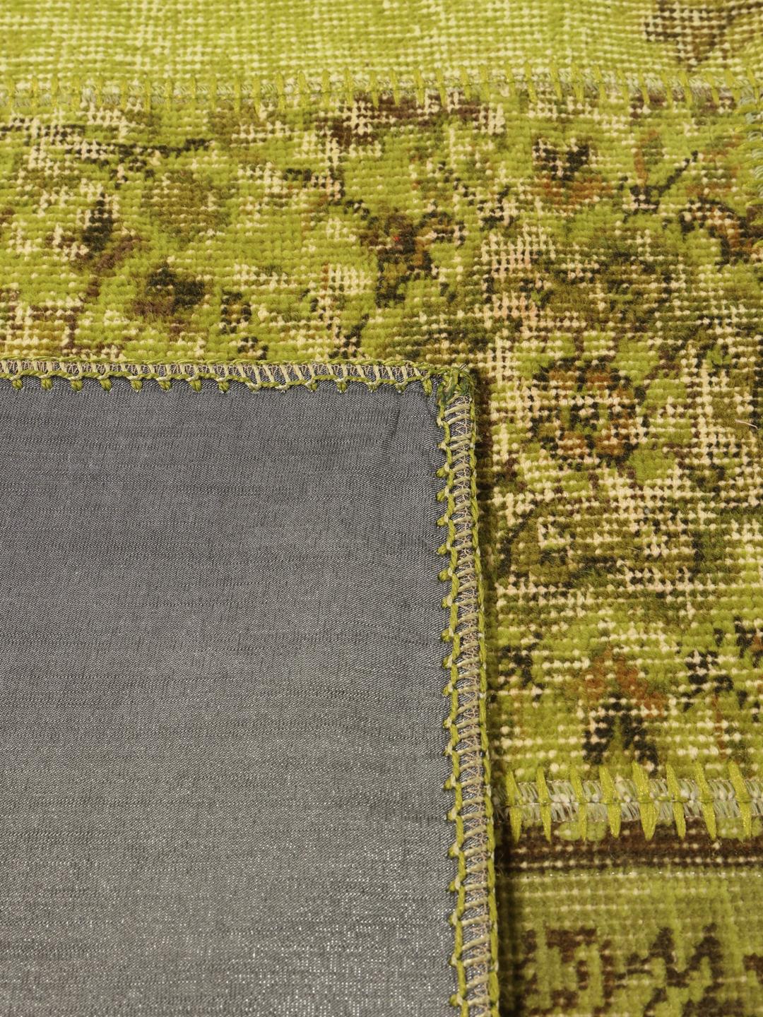 Et stort rektangulært patchwork-tæppe fra Mellemøsten i grønne nuancer.