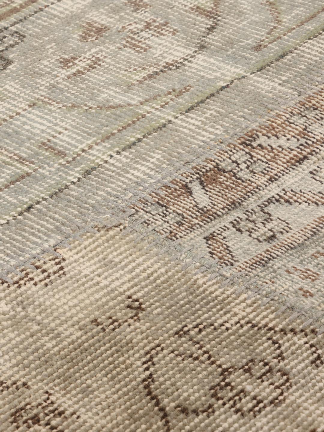 Een uniek patchwork tapijt uit het Midden-Oosten met een neutraal kleurenpalet van beige en grijstinten.