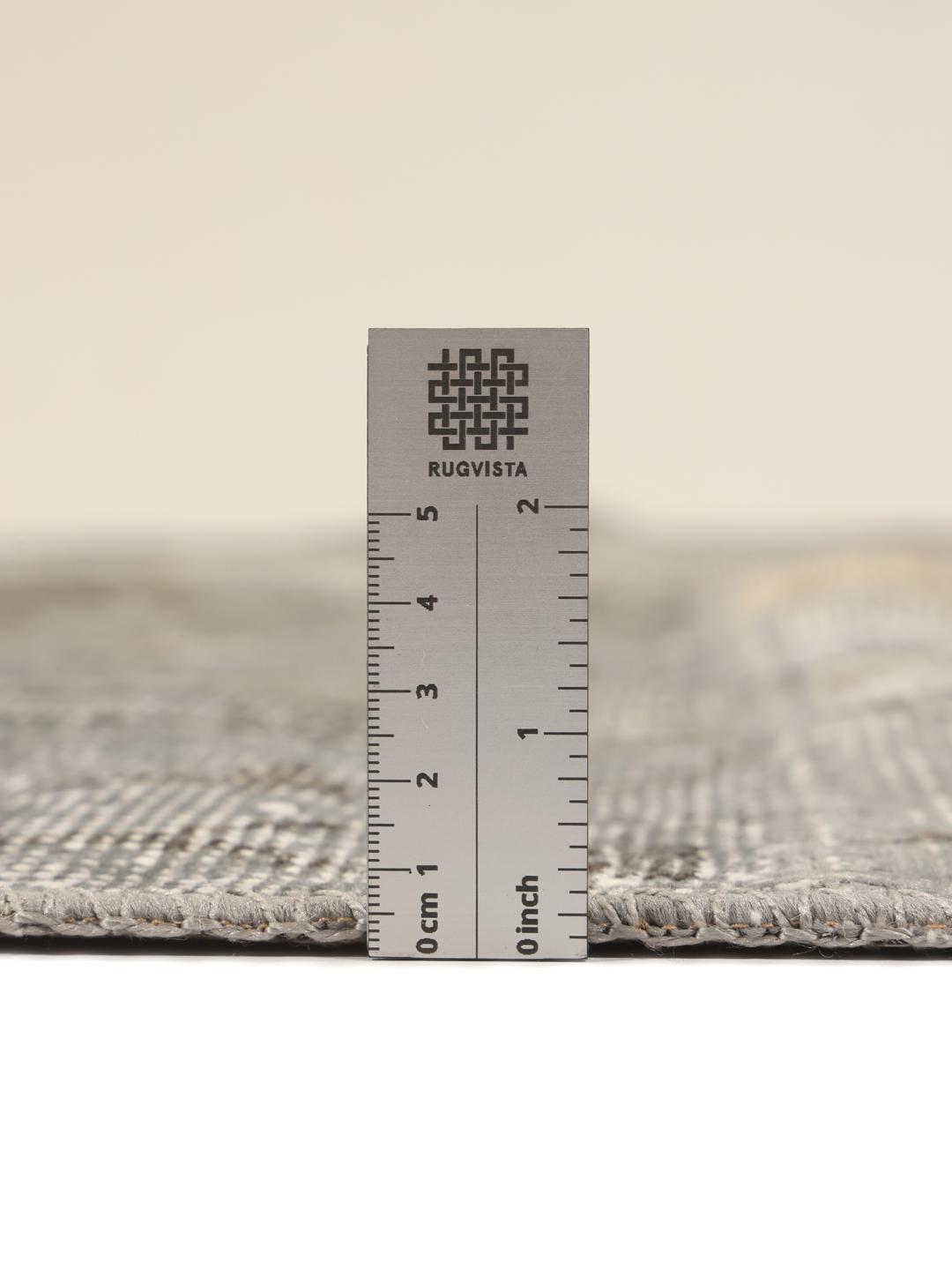 Een uniek patchwork tapijt uit het Midden-Oosten met een neutraal kleurenpalet van beige en grijstinten.