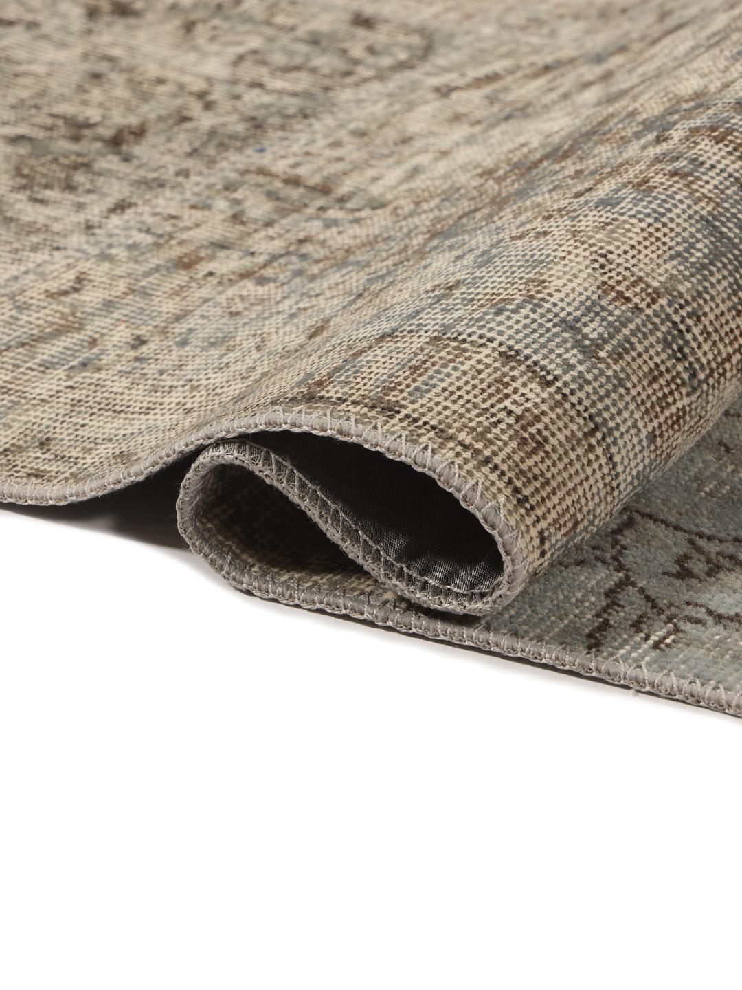 Een uniek patchwork tapijt uit het Midden-Oosten met een neutraal kleurenpalet van beige en grijstinten.