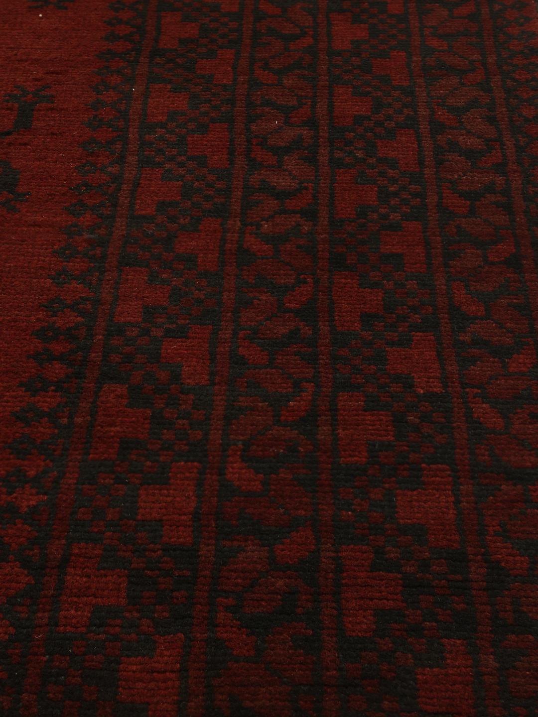 Handgeknoopt Afghan Fine-tapijt met complexe tribale motieven in donkerrood en zwart.