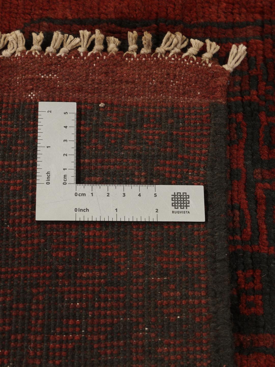 Handgeknoopt Afghan Fine-tapijt met complexe tribale motieven in donkerrood en zwart.