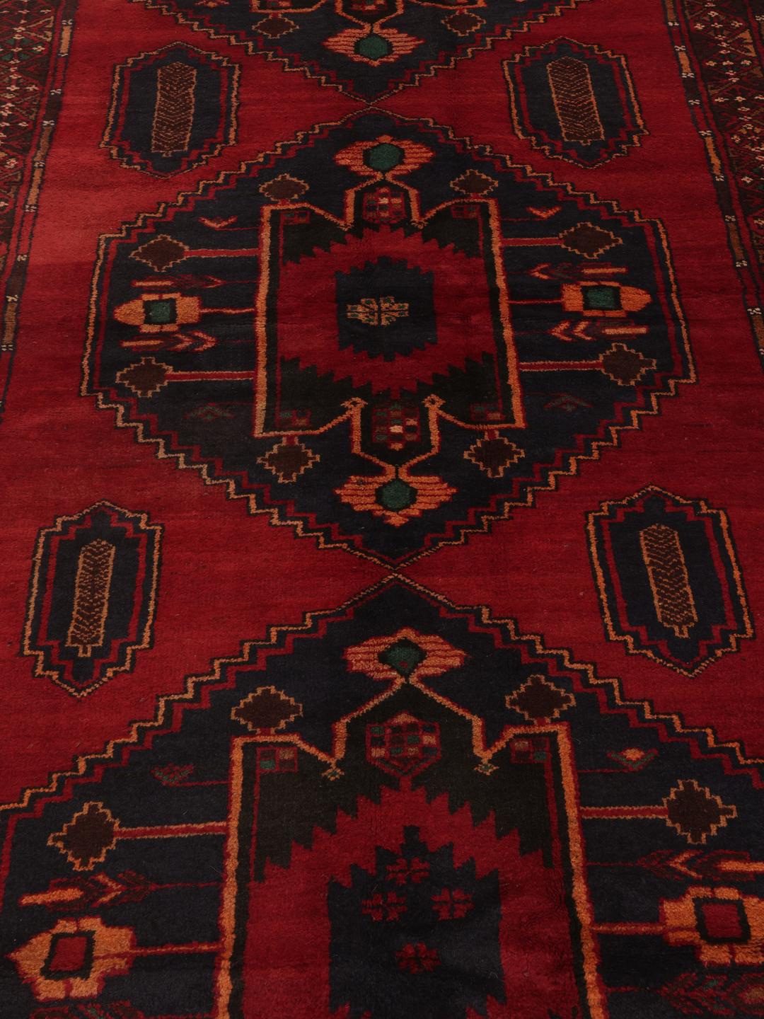 Håndknyttet afghansk Beluch-løber i mørkerødt med geometriske motiver