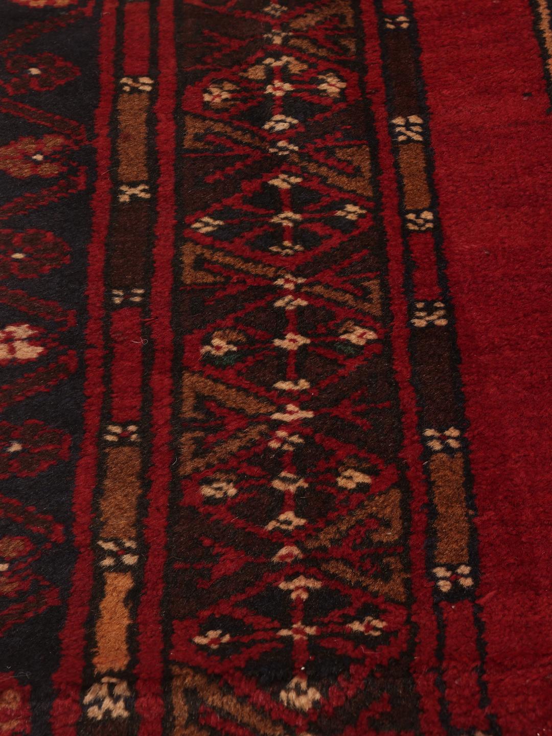 Håndknyttet afghansk Beluch-løber i mørkerødt med geometriske motiver