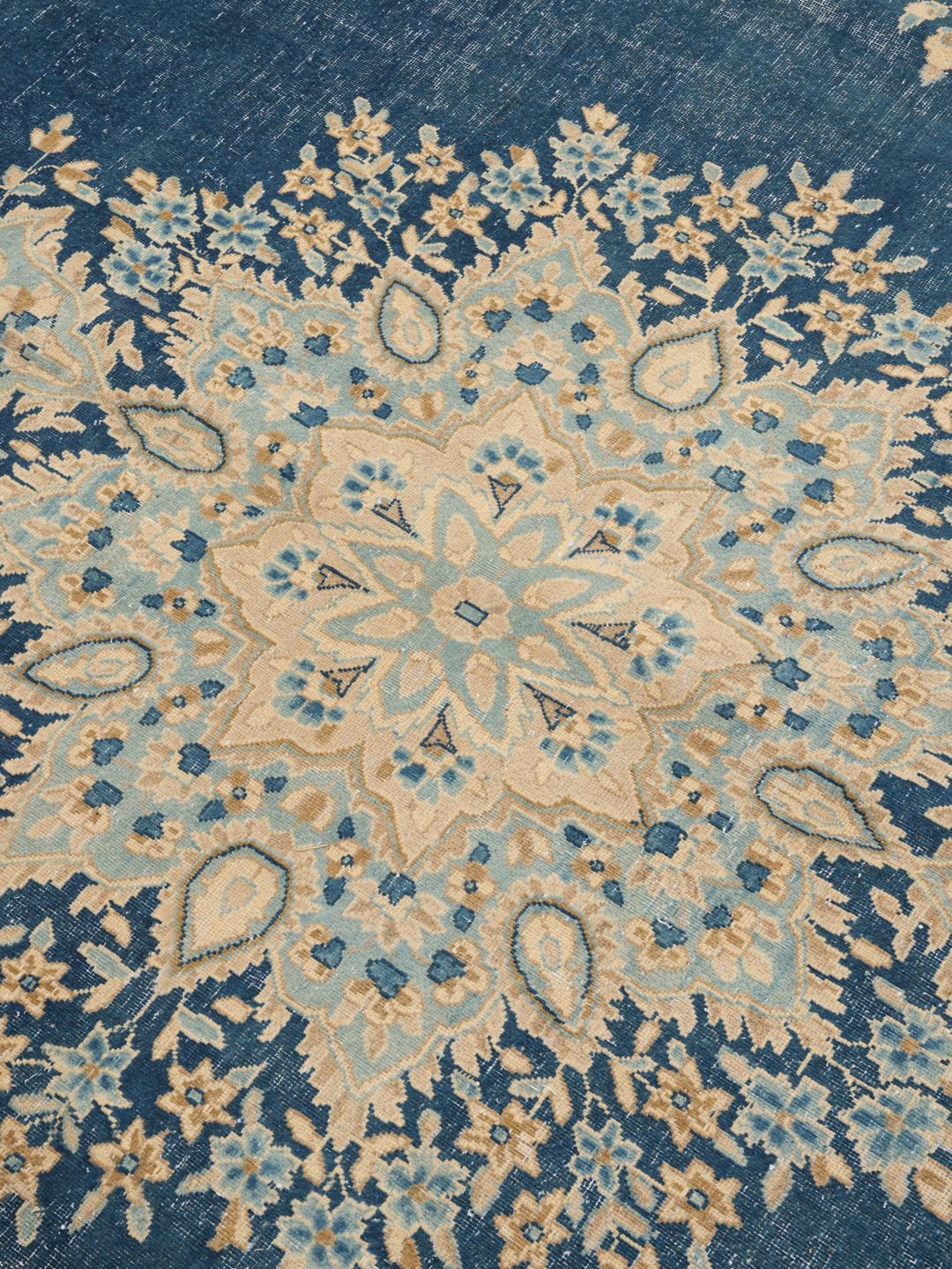 Vintage-tæppe fra Mellemøsten i dyb blå med blomstermønstre