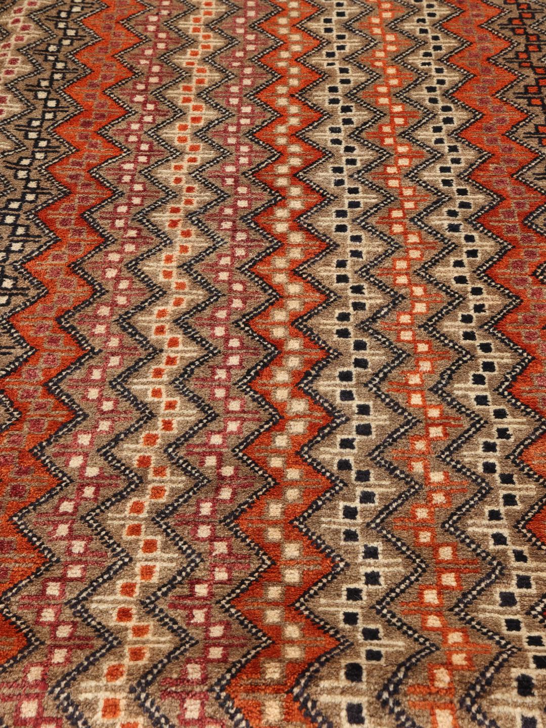 Handgeknoopt Qashqai tapijt uit het Midden-Oosten met een rood en bruin geometrisch ontwerp.