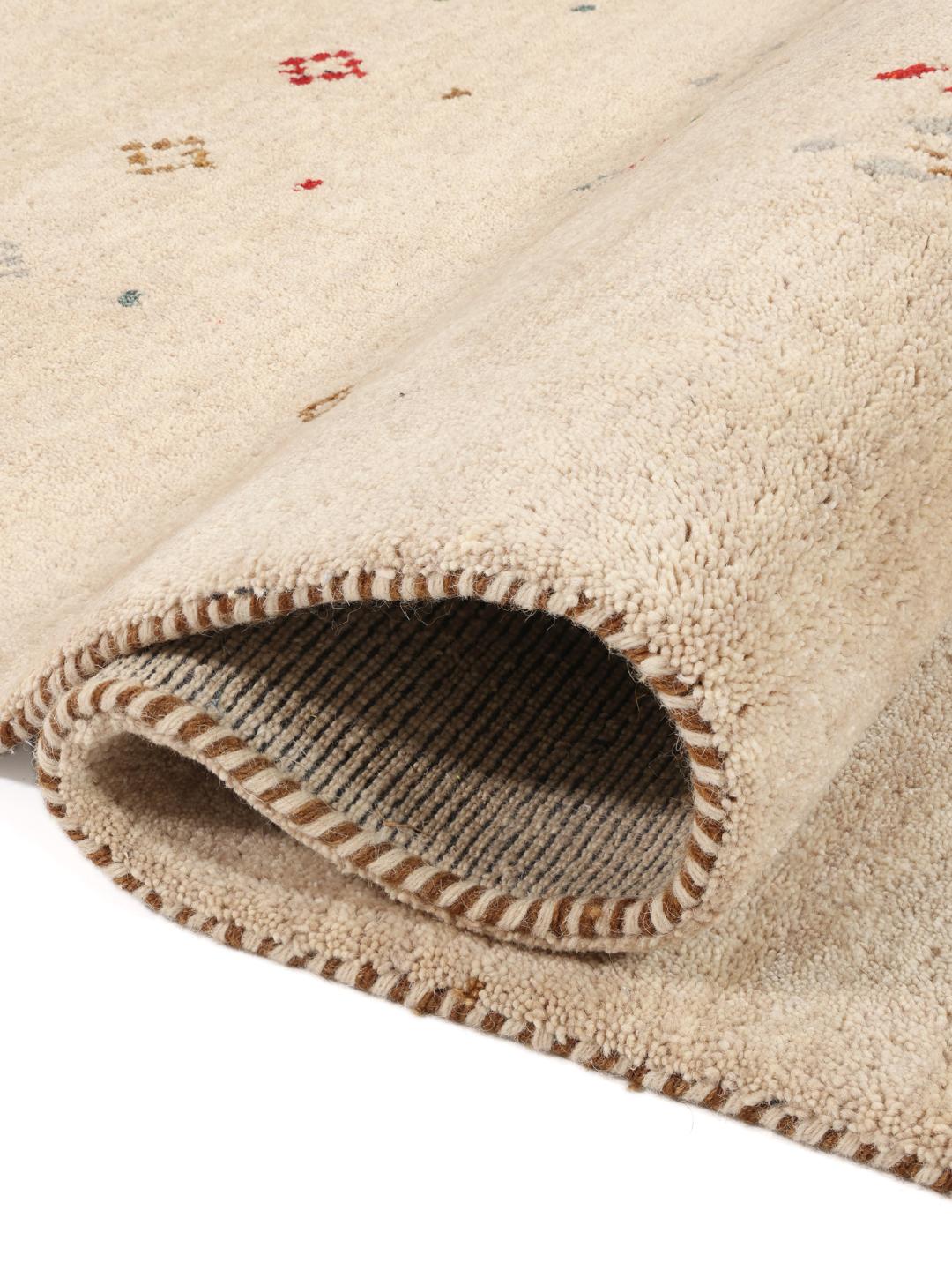 beige tapijt met wollen pool