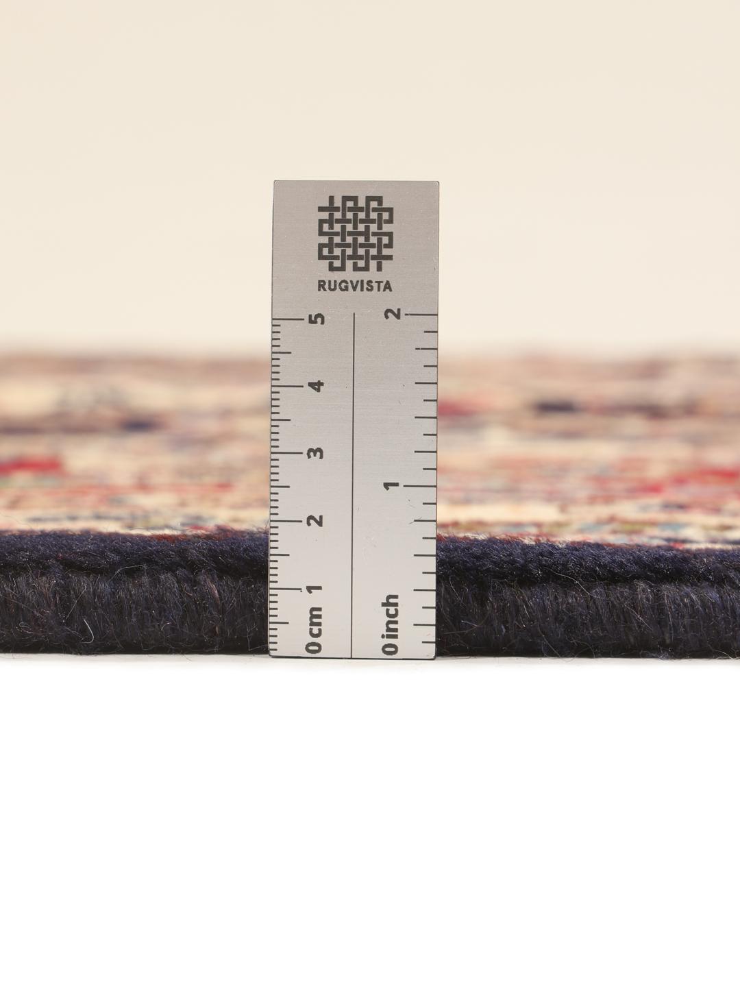 Et detaljeret, håndknyttet Kashmar-tæppe fra Mellemøsten med et indviklet mørkerødt og mørkeblåt design.