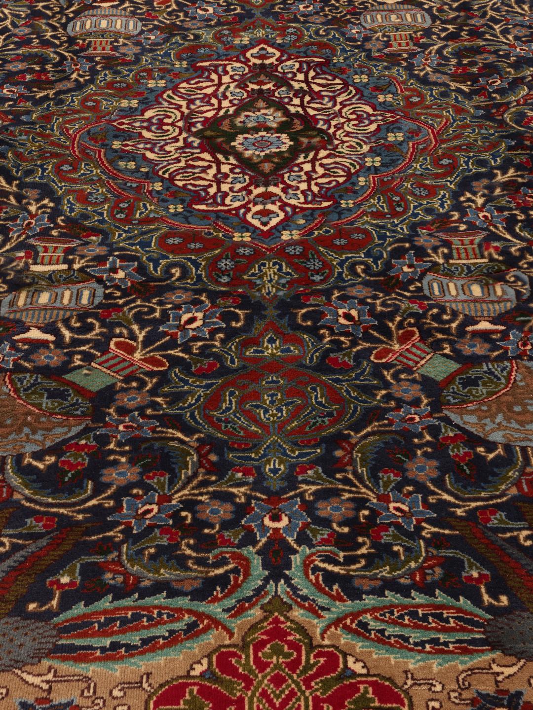 Een gedetailleerd Kashmar-tapijt uit het Midden-Oosten met een levendig blauw en rood bloemenpatroon.