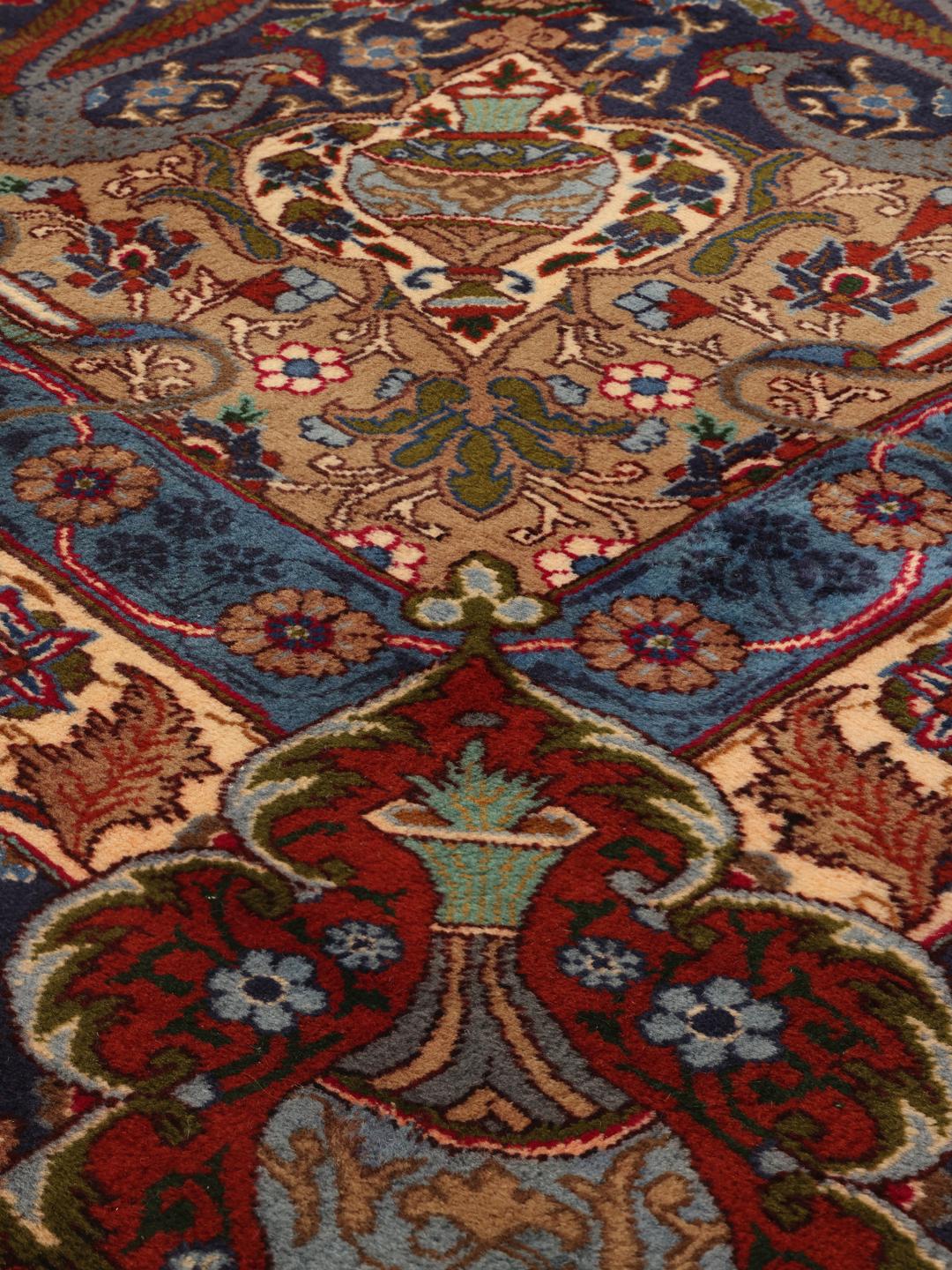 Een gedetailleerd Kashmar-tapijt uit het Midden-Oosten met een levendig blauw en rood bloemenpatroon.