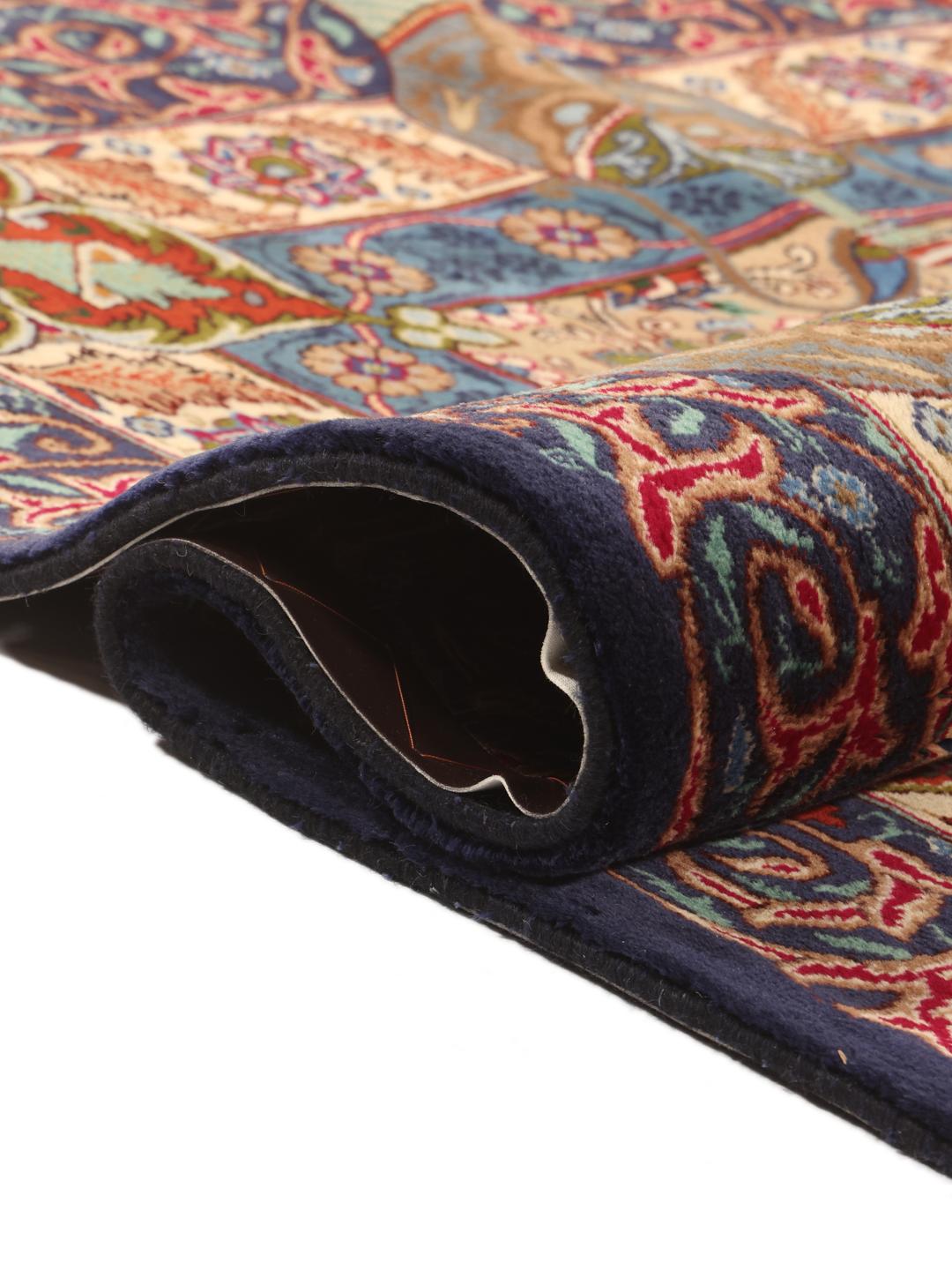 Een gedetailleerd Kashmar-tapijt uit het Midden-Oosten met een levendig blauw en rood bloemenpatroon.