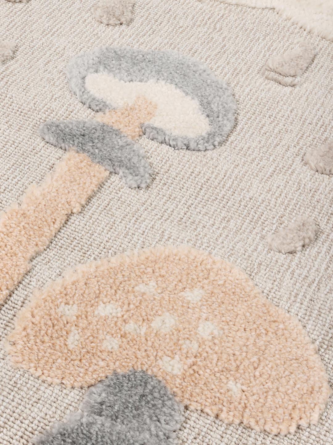 Et forunderligt Mushroom Forest tæppe i beige, terracotta og rød med et motiv af en regnbue og skyer.