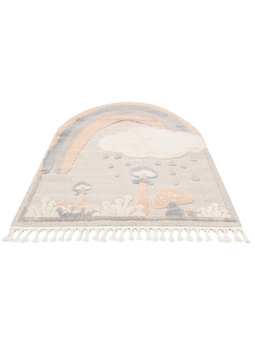 Et forunderligt Mushroom Forest tæppe i beige, terracotta og rød med et motiv af en regnbue og skyer.