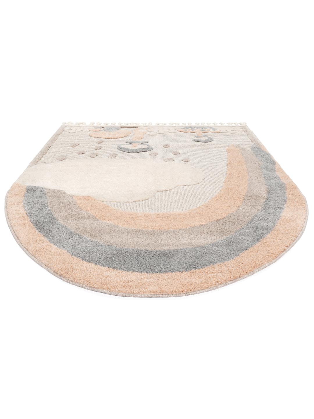 Et forunderligt Mushroom Forest tæppe i beige, terracotta og rød med et motiv af en regnbue og skyer.