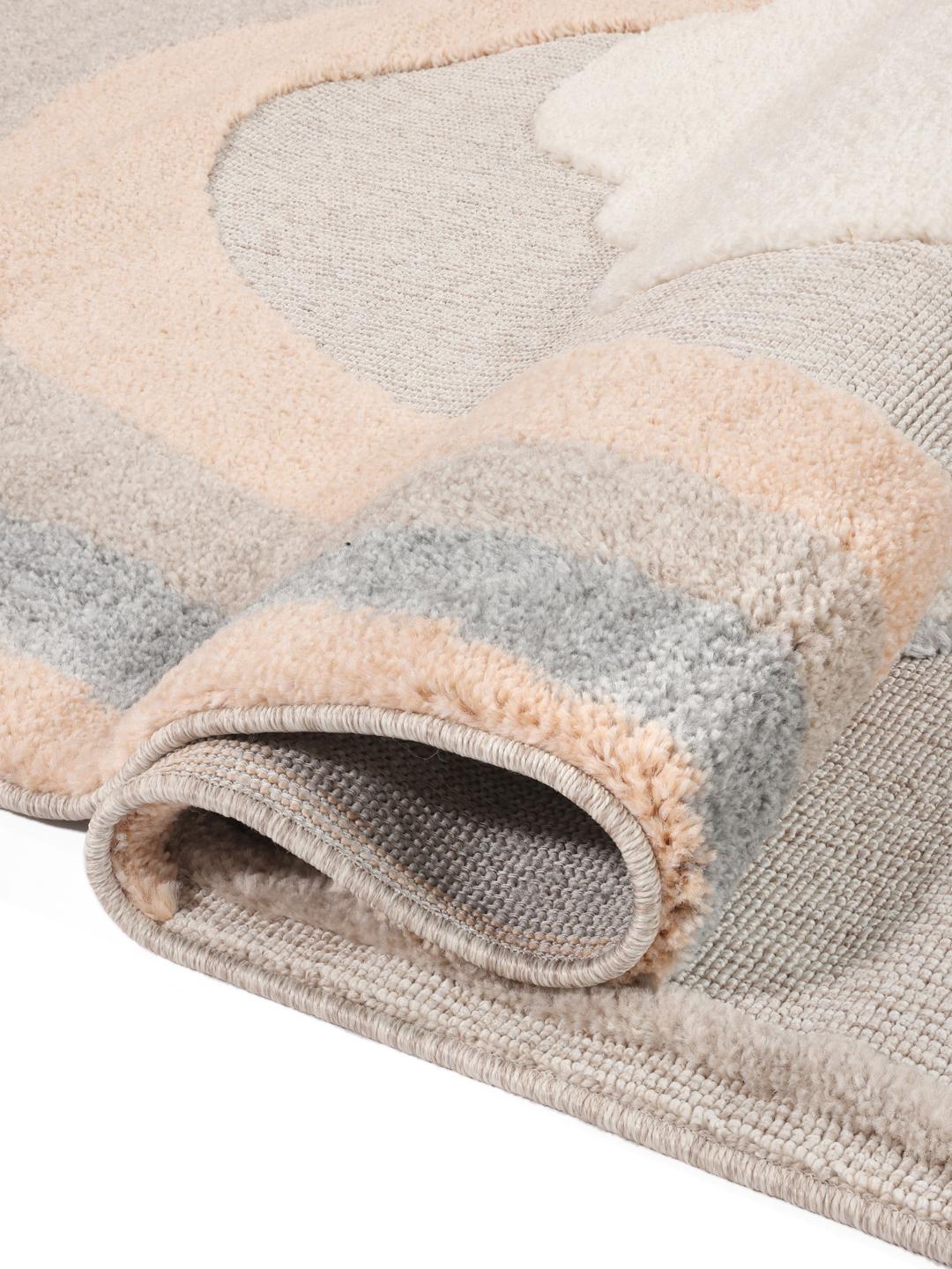 Et forunderligt Mushroom Forest tæppe i beige, terracotta og rød med et motiv af en regnbue og skyer.