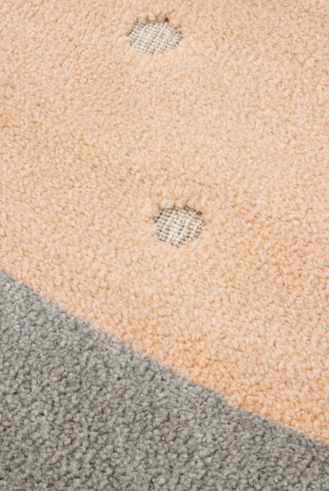 Rundt tæppe i terracotta med svampemotiv
