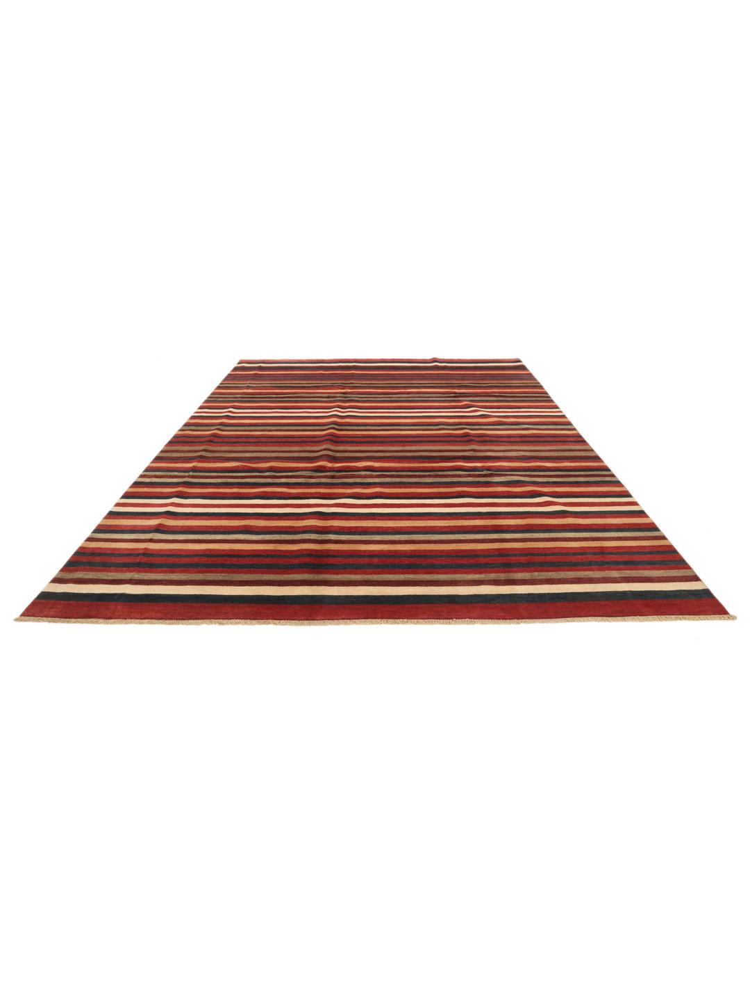 Een handgeknoopt Afghaans tapijt met horizontale strepen in rood, blauw en beige.