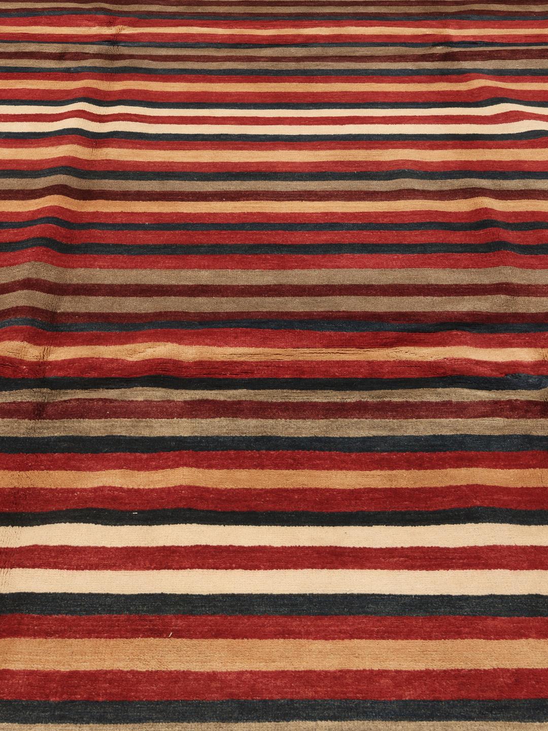 Een handgeknoopt Afghaans tapijt met horizontale strepen in rood, blauw en beige.