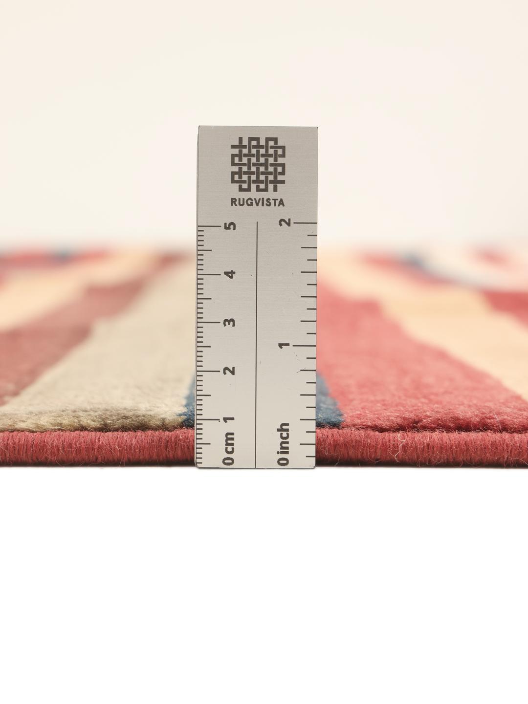 Een handgeknoopt Afghaans tapijt met horizontale strepen in rood, blauw en beige.