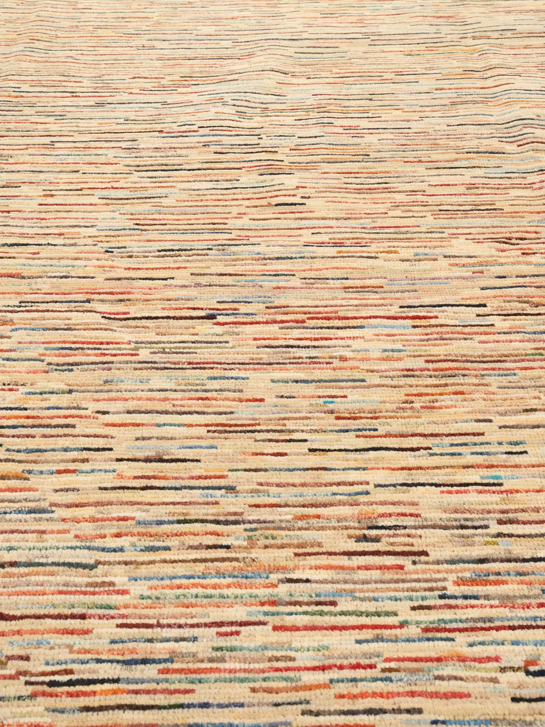 Tapis afghan moderne noué à la main avec un motif à rayures dans des tons beiges et multicolores