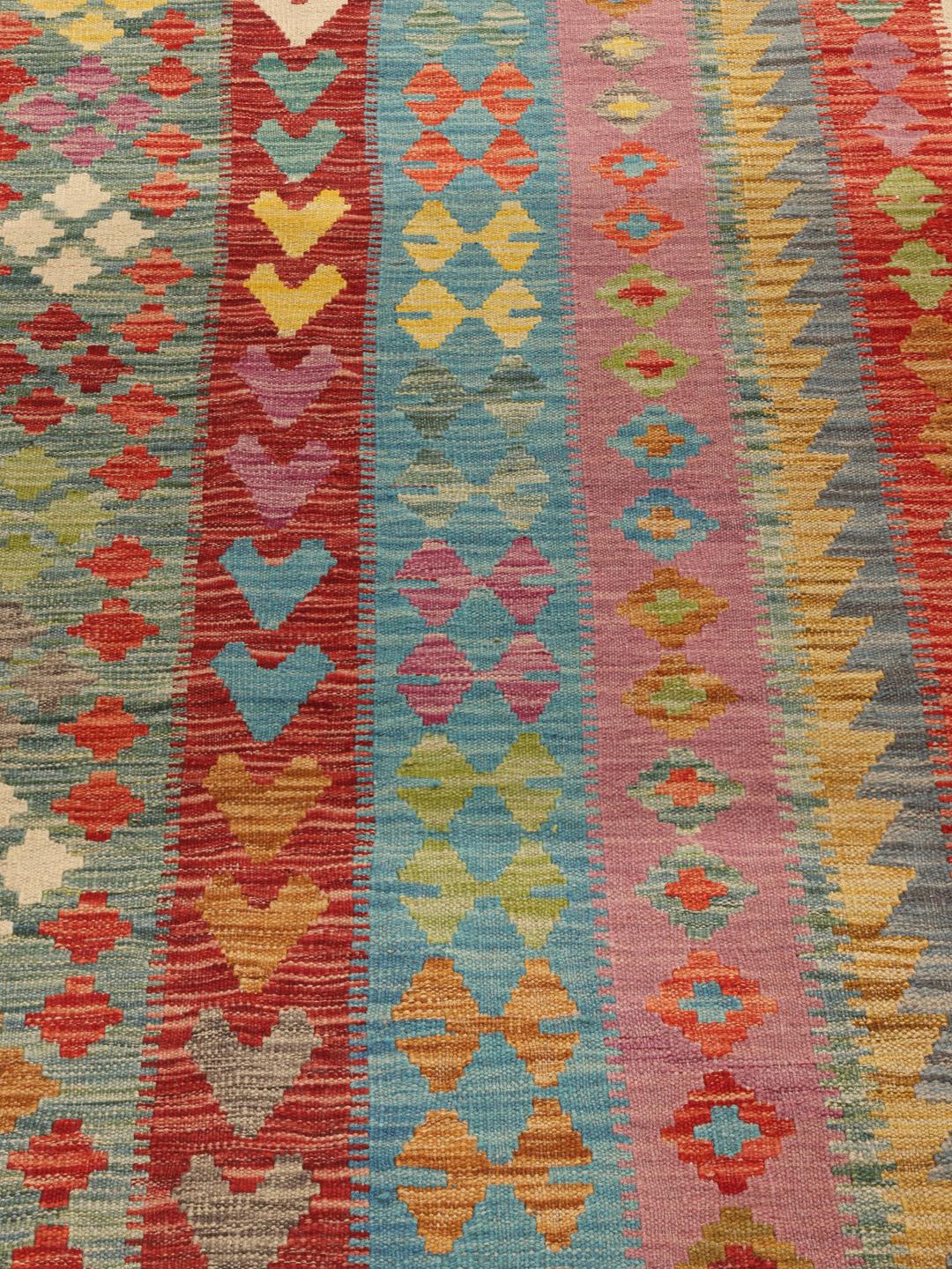Een groot handgeweven Afghan Kelim-tapijt met een levendig veelkleurig geometrisch patroon