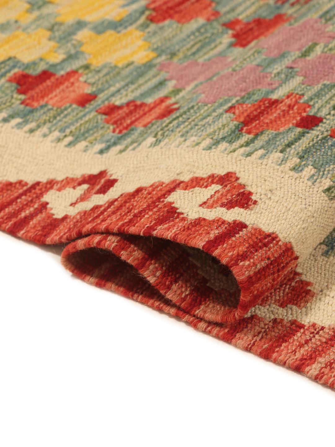 Een groot handgeweven Afghan Kelim-tapijt met een levendig veelkleurig geometrisch patroon