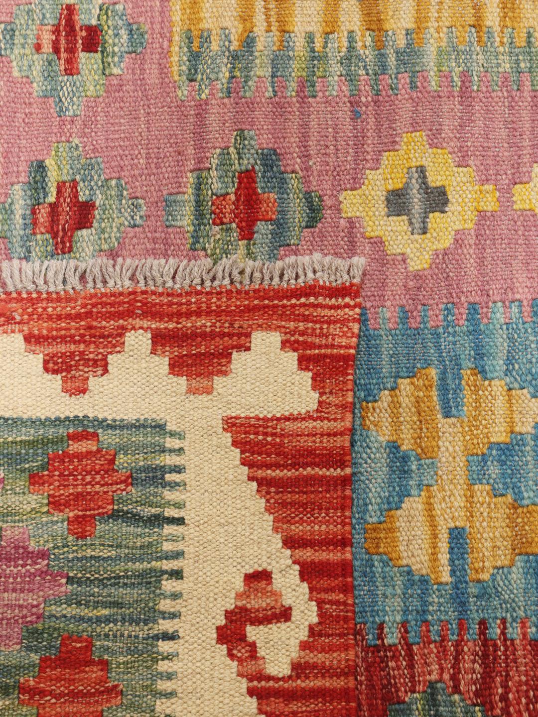 Een groot handgeweven Afghan Kelim-tapijt met een levendig veelkleurig geometrisch patroon