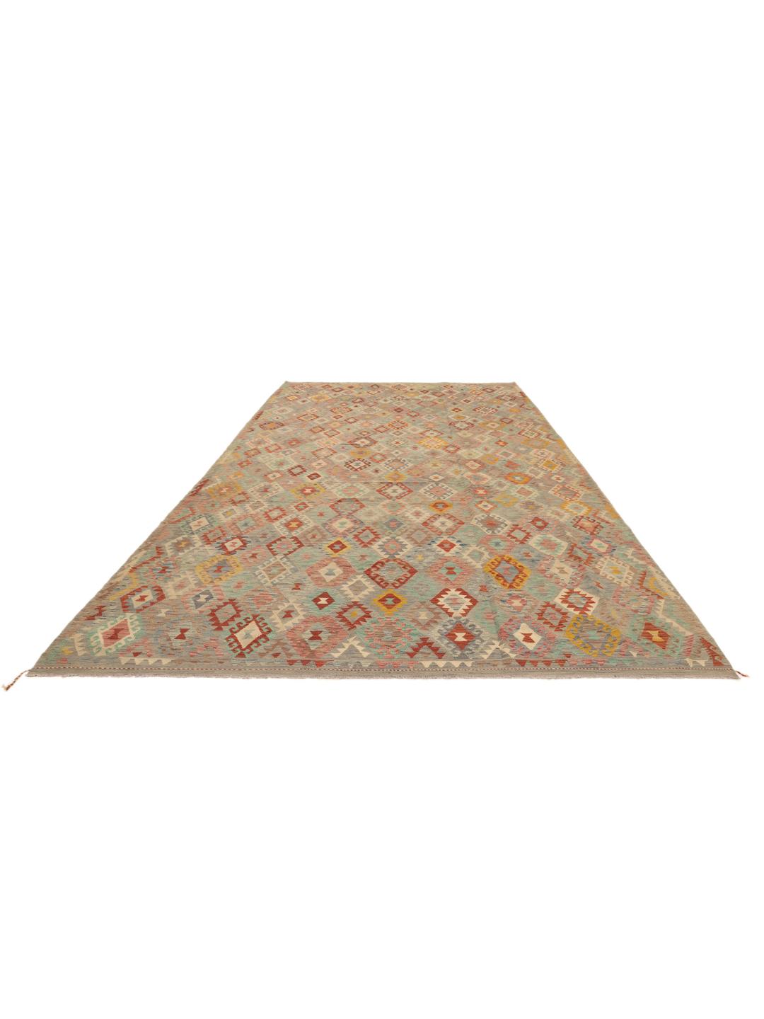 Een groot rechthoekig Afghaans Kelim-tapijt met een geometrisch diamantpatroon in meerkleurige tinten.