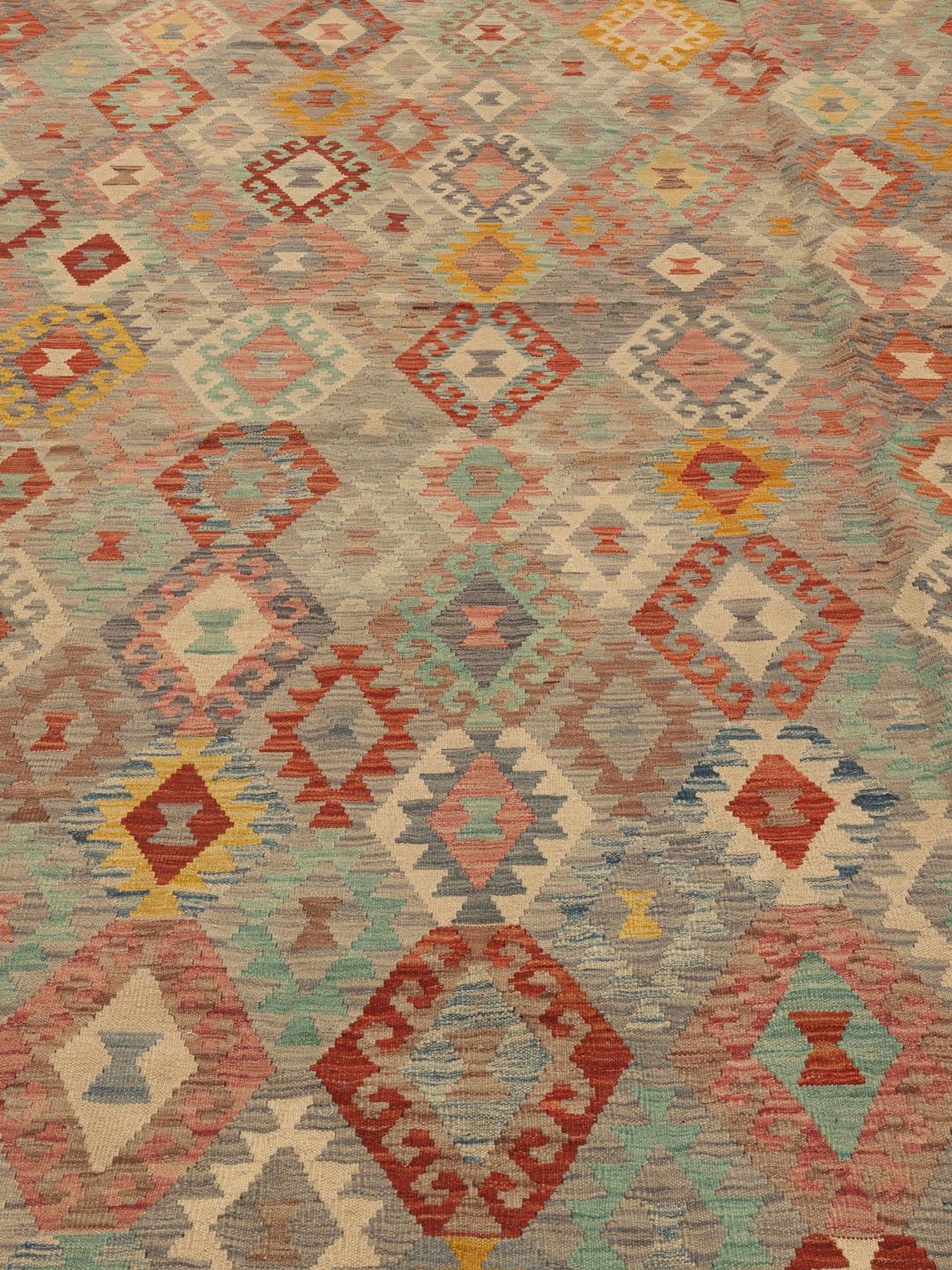 Een groot rechthoekig Afghaans Kelim-tapijt met een geometrisch diamantpatroon in meerkleurige tinten.