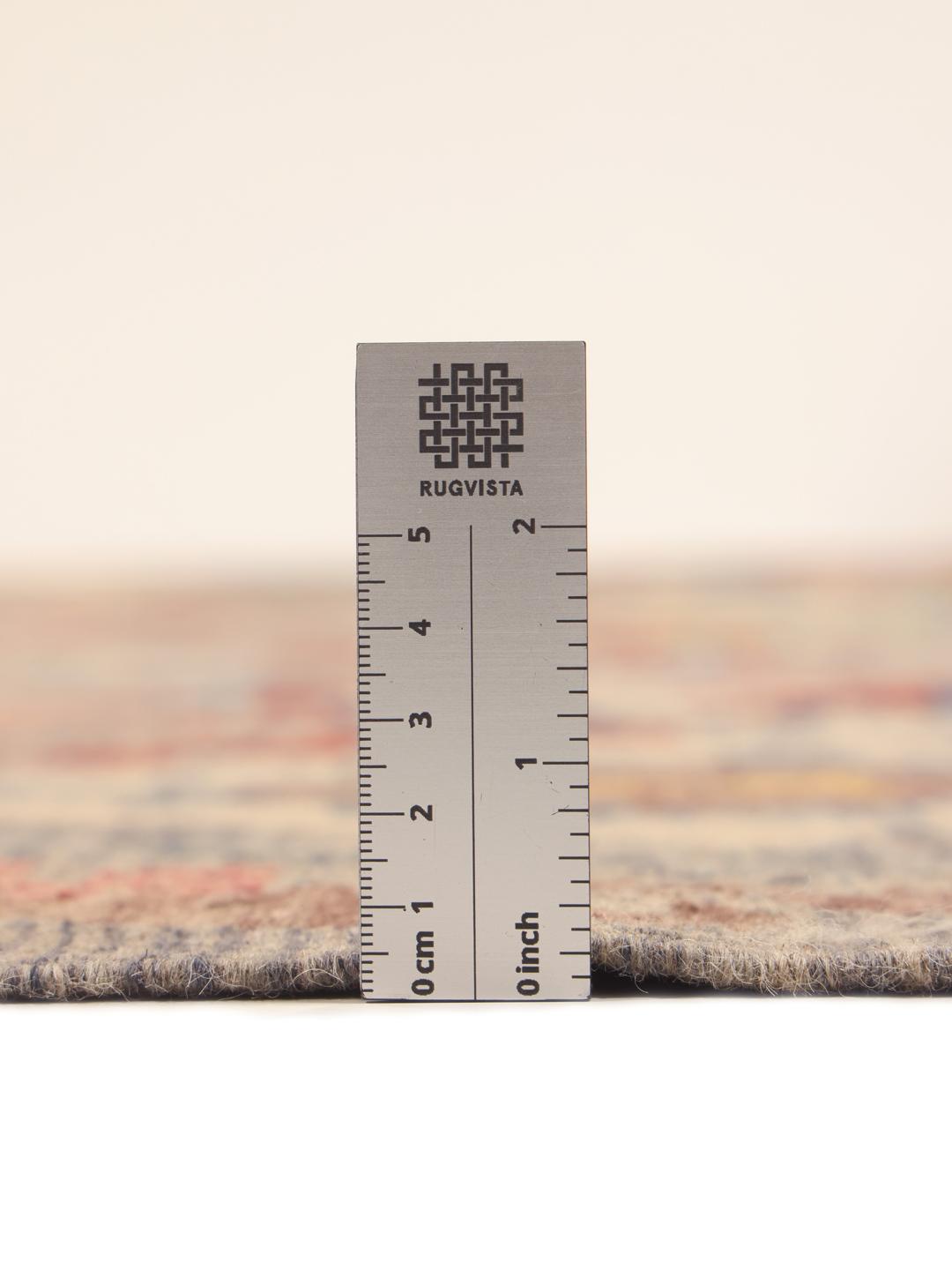 Een groot rechthoekig Afghaans Kelim-tapijt met een geometrisch diamantpatroon in meerkleurige tinten.
