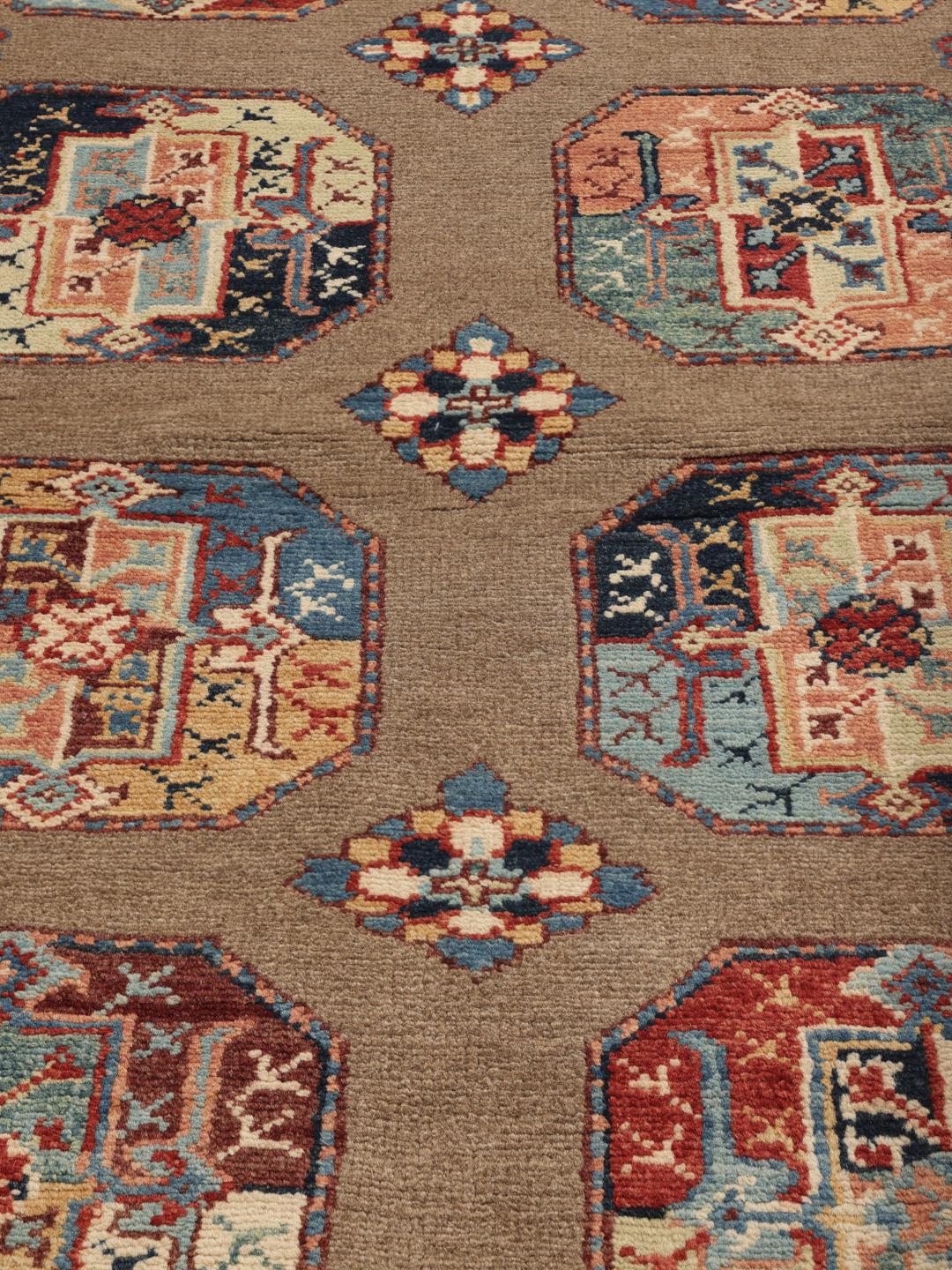 Handgeknoopt Afghaans Kazak-tapijt met een beige veld en geometrische motieven