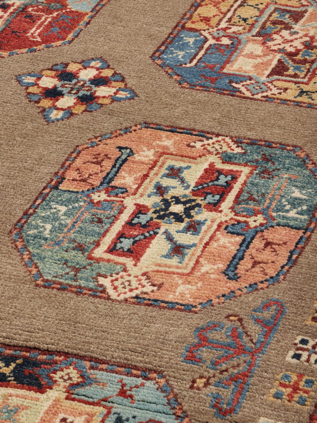 Handgeknoopt Afghaans Kazak-tapijt met een beige veld en geometrische motieven