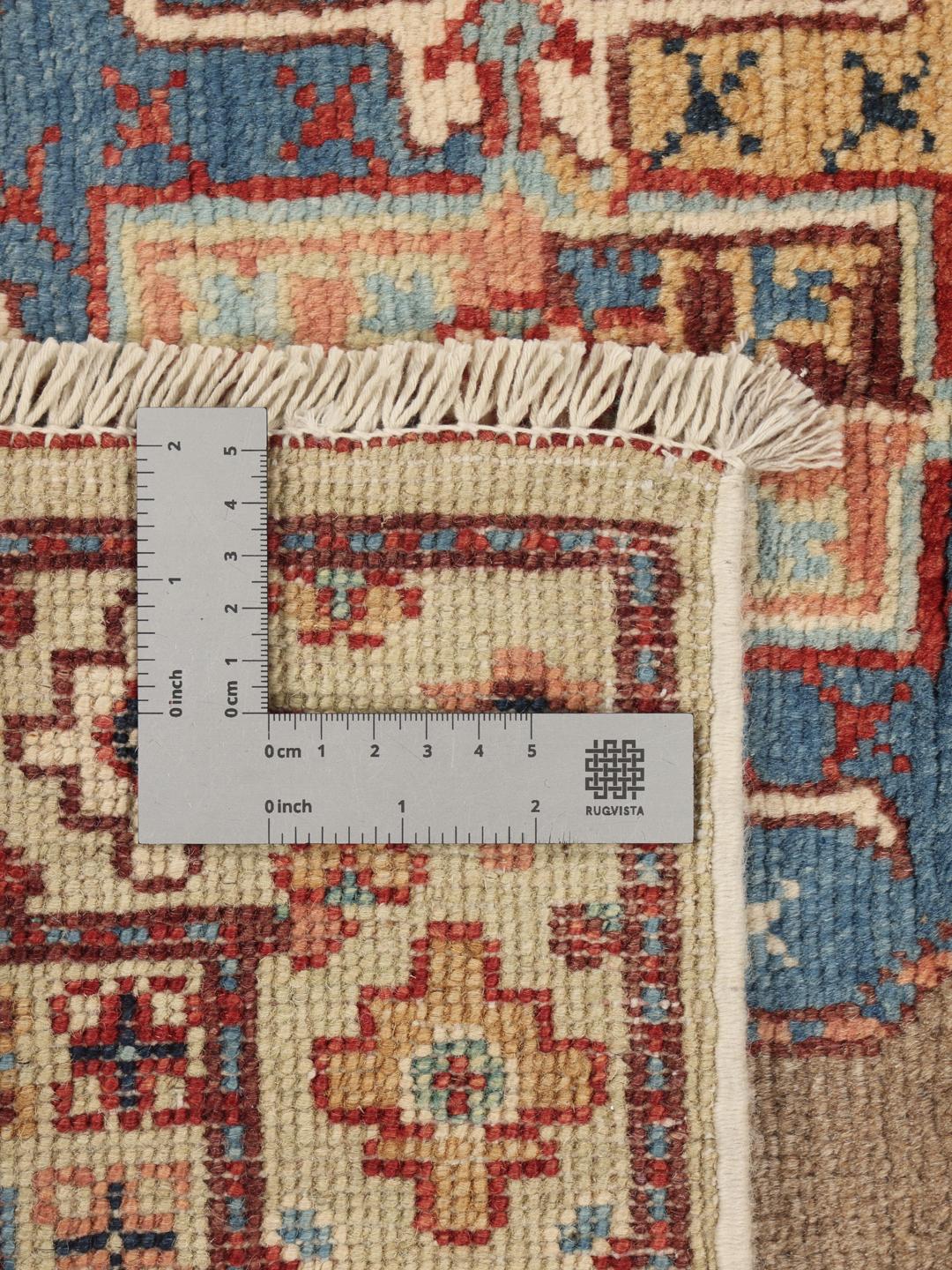 Handgeknoopt Afghaans Kazak-tapijt met een beige veld en geometrische motieven