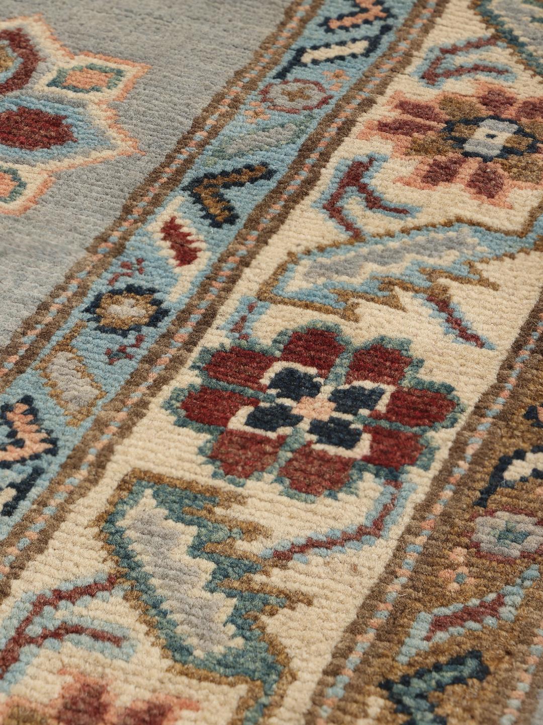 Handgeknoopt Kazak-tapijt uit Afghanistan in blauwtinten met een centraal medaillon