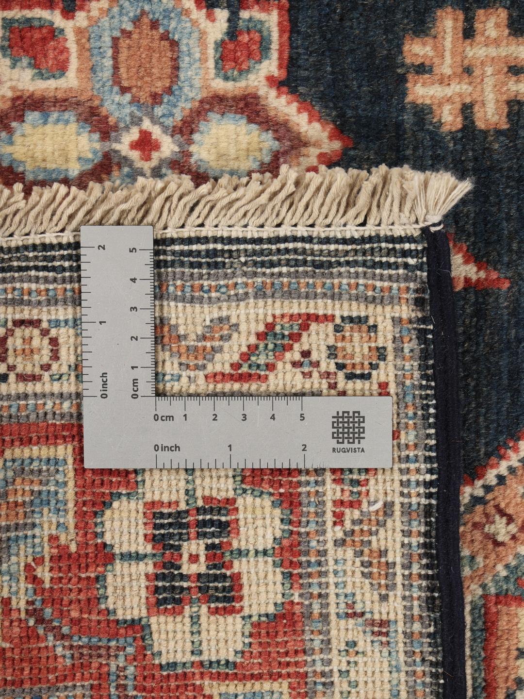 Handgeknoopt Kazak-tapijt uit Afghanistan in diepblauwe en rode tinten.