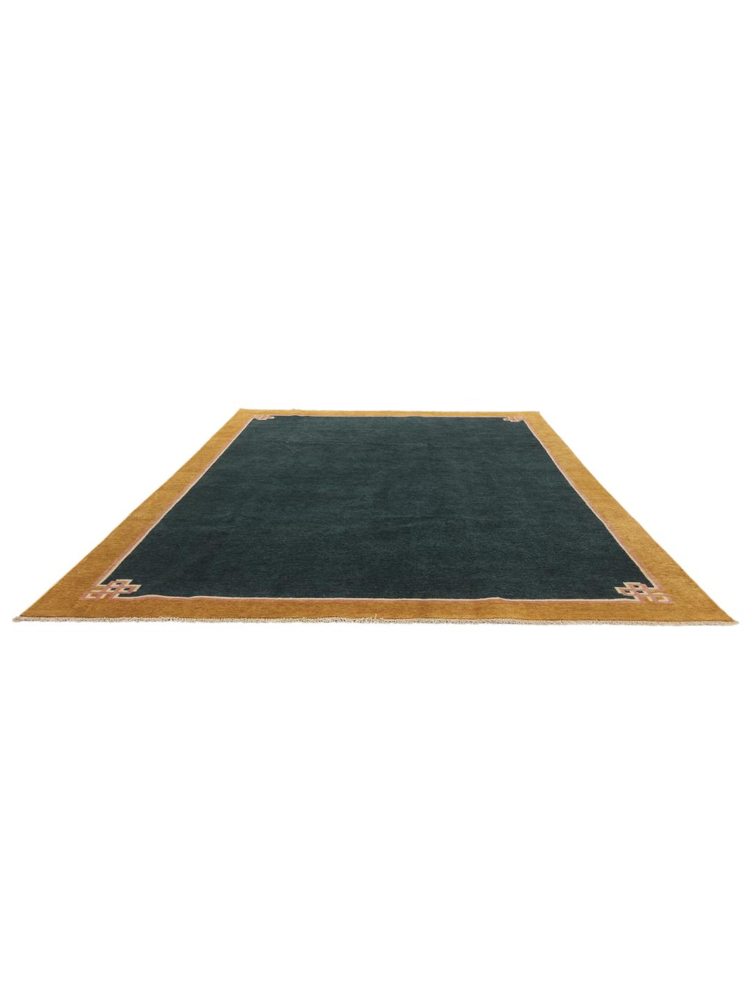 Tapis Kazak Fine Mongolian avec un champ bleu foncé et une bordure dorée, fait main en Afghanistan.