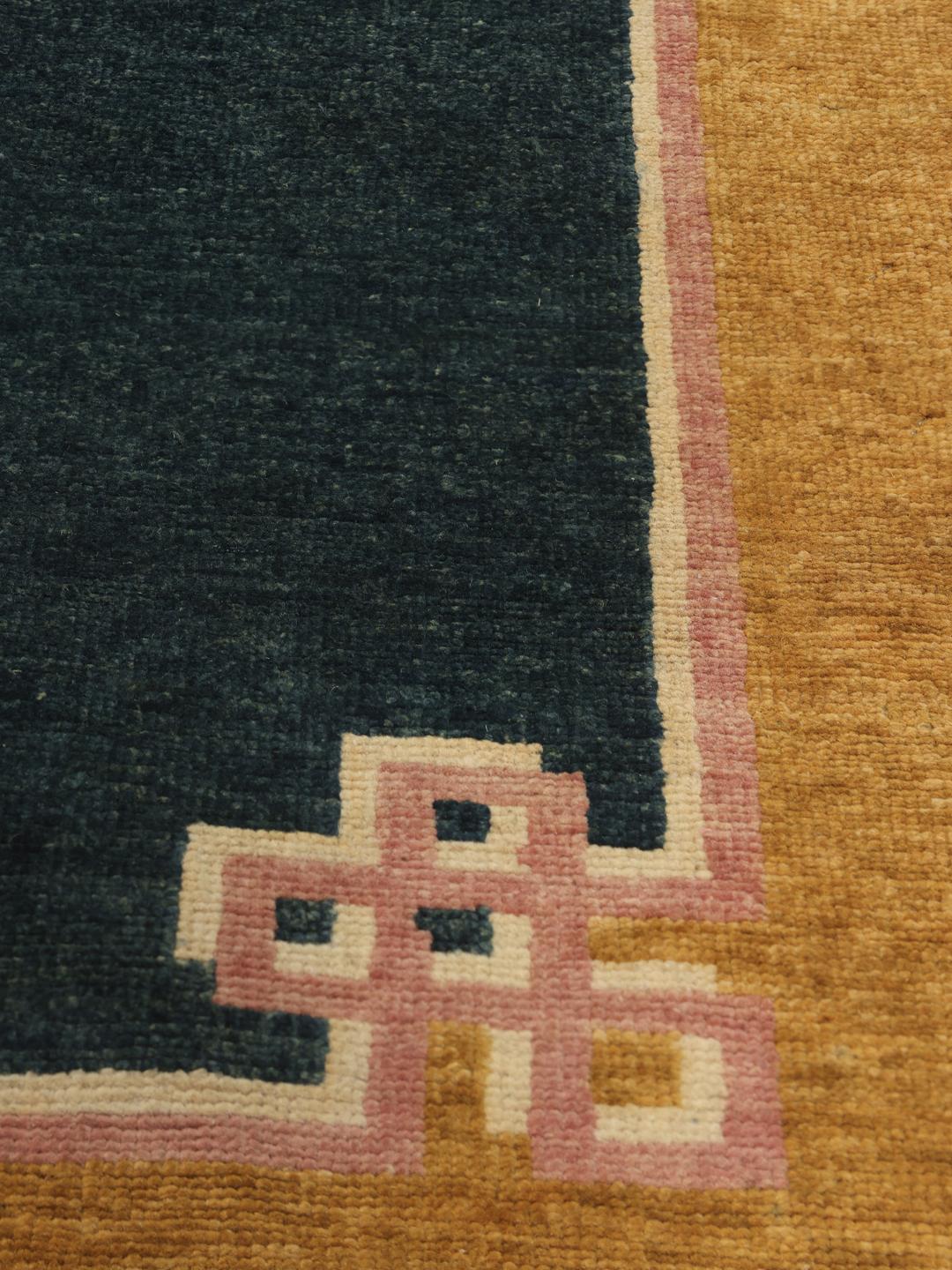 Tapis Kazak Fine Mongolian avec un champ bleu foncé et une bordure dorée, fait main en Afghanistan.
