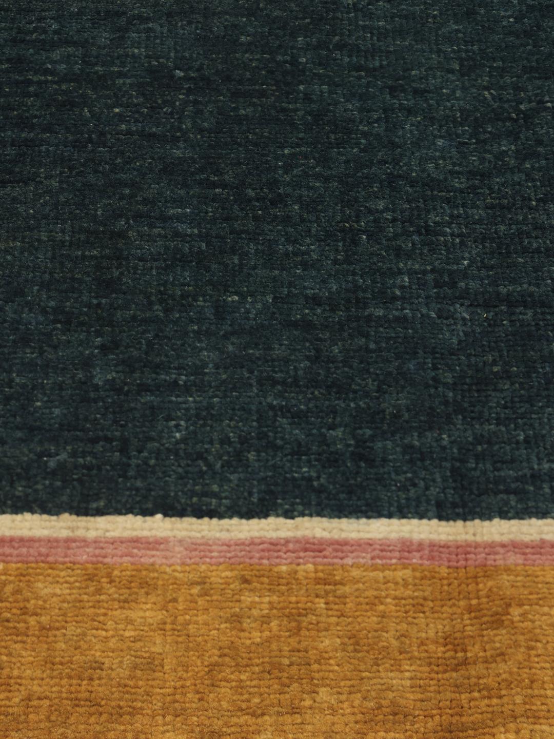 Tapis Kazak Fine Mongolian avec un champ bleu foncé et une bordure dorée, fait main en Afghanistan.