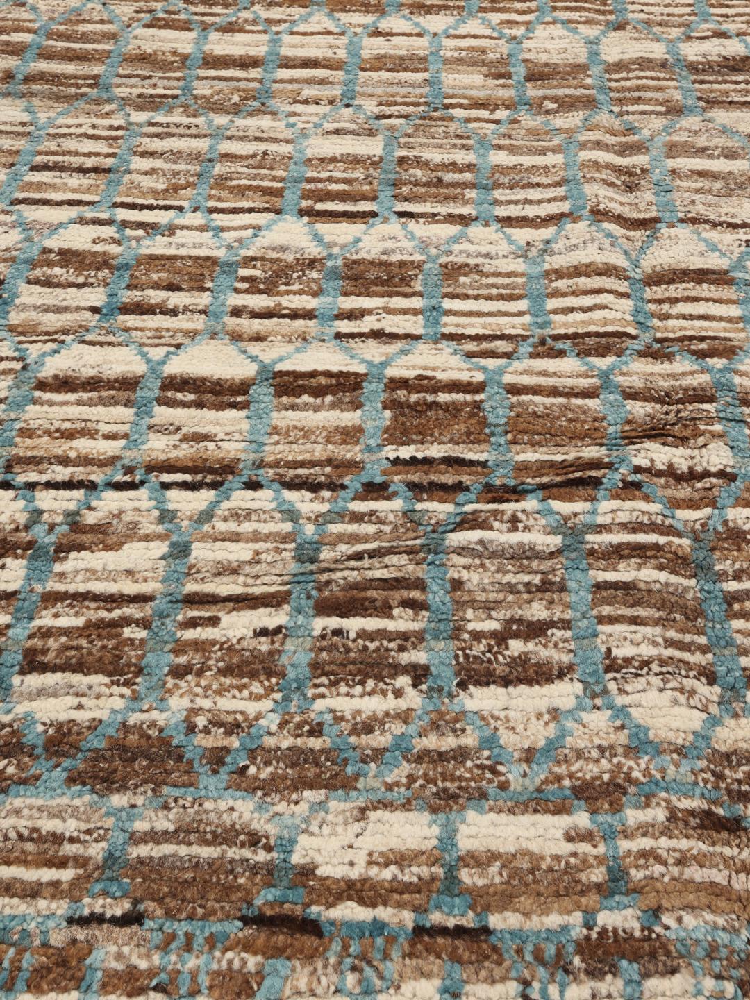 Handgeknoopt wollen tapijt uit Afghanistan met een geometrisch patroon in bruin en blauwgroen