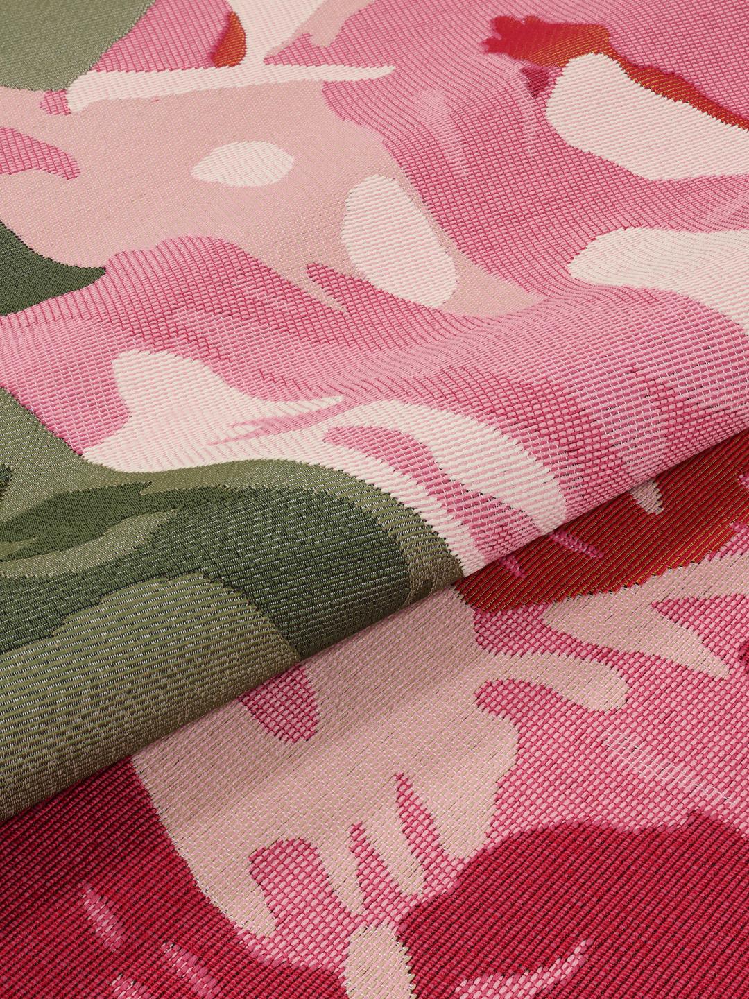 Tapis rose et vert avec grand motif floral