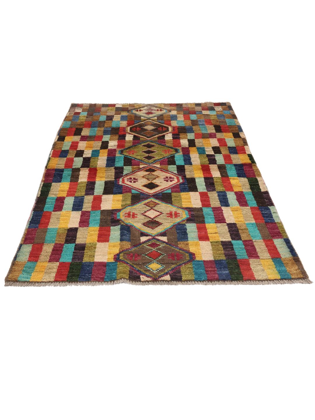 Een rechthoekig handgemaakt Berber-tapijt uit Afghanistan met een kleurrijk geometrisch patroon.